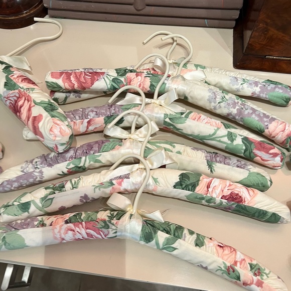 Set of 15 Gently Used Padded Hangers in Vintage Cabbage Rose Cotton Fabric - Picture 11 of 12